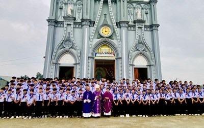 GP.Hưng Hóa - 147 em thiếu nhi lãnh nhận Bí tích Thêm Sức tại Giáo xứ Lã Hoàng